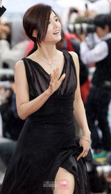 组图：南宝拉高开衩黑裙修长美腿毕露