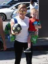 组图：希拉里-达芙陪子游玩 笑容绽放舐犊情深