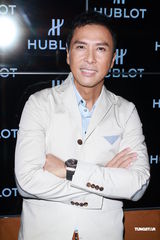 组图：甄子丹避谈赵文卓 纽约遇90岁粉丝