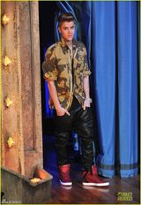 组图：贾斯汀比伯综艺节目掀衣扒裤露腹肌