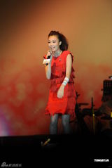 高清图：容祖儿等齐聚歌会 刘德华上演贴身辣舞