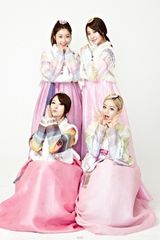 高清组图：GirlsDay穿传统韩服向粉丝拜年