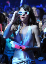 组图：比伯赛琳娜红毯深情对视 破不和传闻