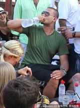 组图：帕丽斯-希尔顿胸部缩水 手臂现皱纹疑抽脂