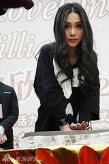 组图：阿娇佛山举办签唱会 千名粉丝挤爆现场