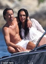 组图：F1太子女海滩办婚礼 与未婚夫水中激吻