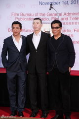 组图：冯小刚好莱坞留手印 长女亮相为父捧场