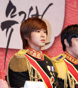 幻灯图：音乐剧《宫》发布会 郑允浩出席帅气亮相