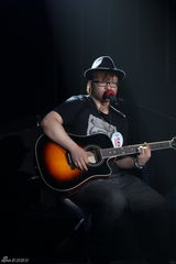 幻灯图：《快男》突围第3场摇滚小子叫板黑面判官