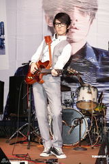 组图：张杰睽违两年再出辑 怪兽赠吉他祝贺