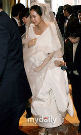 幻灯图集：韩星赵汉善完婚热吻新娘 金善雅等道贺