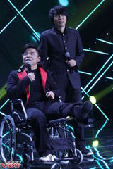 组图：水木年华新作重温经典 缪杰坐轮椅现身宣传