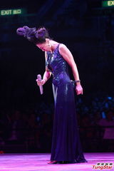 组图：叶倩文一家三口合唱 林青霞素颜到场欣赏