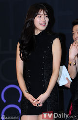 组图：韩星IU与好友秀智主持歌谣大战 众星云集