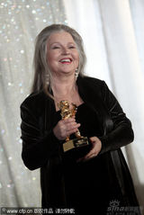 幻灯图集：女星汉娜被授予终身成就奖 喜悦秀奖杯