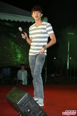 组图：桂纶镁凤小岳出席活动相约夜跑