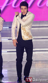 组图：SJKara等众歌手亮相《ShowChampion》