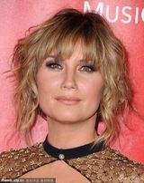 组图：美国歌手詹妮弗黑裙高贵 胸前三角露美肌