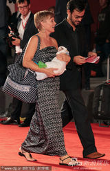 组图：《黑马》首映 布莱尔带初生儿子走红毯