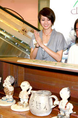 幻灯图：梁咏琪曾为初恋男友织围巾 否认恋上老外 