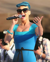 组图：凯蒂佩里蓝发爆乳似芭比 斗鸡眼表情鬼马