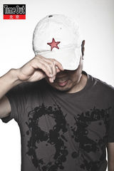 组图：崔健登杂志封面 亮出蓝色骨头