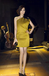 组图：吴佩慈巴黎时装周首秀 与设计师亲密互动