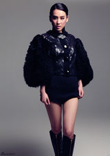 组图：黄圣依登杂志风格百变 黑白影像呈现性感