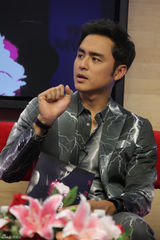 组图：明道赤膊录歌照镜子 纪佳松太太常查岗