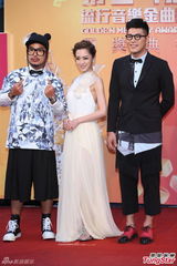 组图：杨千霈唯美白色长裙走红毯 美背全露