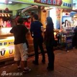组图：吴奇隆刘诗诗恩爱逛台湾 亲昵如夫妻
