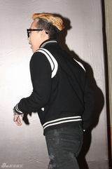 组图：G-Dragon权志龙黑超拄拐 自称龙龙狂卖萌