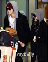 组图：文根英金汎(金范)公开恋情后首亮相牵手回国