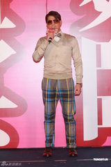 组图：郭富城个唱将凌空跳舞 带来全新超视觉享受