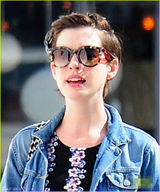 组图：海瑟薇穿印花短裙与老公挽臂享温暖午后