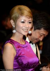 组图：《如父如子》戛纳首映 真木阳子撞色抢眼