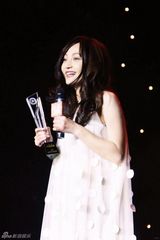 组图：姚笛收获最受欢迎女演员奖感激粉丝支持