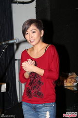 组图：林晓培周末开秀彩排忙 送小礼物予粉丝