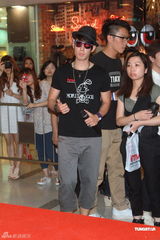 组图：吴建豪香港办歌迷会 送保温杯回馈歌迷