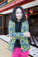 组图：张丁懿时尚写真色彩缤纷展甜美笑容