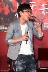 组图：张信哲晋升舞台剧团长 盼遇合适对象早日成家