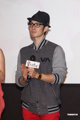 组图：曾之乔为新剧裸背上阵 被吴建豪袭胸吓坏父母