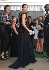 组图：杰西卡-阿尔芭低胸黑裙性感亮相