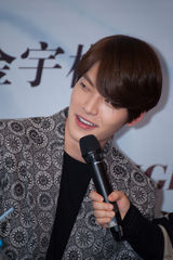 组图：金宇彬上海会粉丝 最想合作成龙章子怡