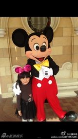 组图：王诗龄Kimi游迪士尼 网友大呼青梅竹马