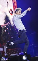 组图：BB三子火爆开唱圣诞夜 秀中文与粉丝互动