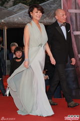 组图：金燕玲纱裙飘逸 牵手钱嘉乐亮相红毯