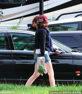 组图：暮光女豪爽驾皮卡裤兜塞弹弓