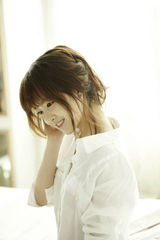 高清组图：朴宝英大衬衫性感写真 不失清纯美