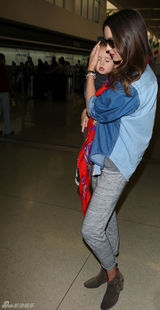 组图：超模米兰达-可儿带儿子现身洛杉矶机场